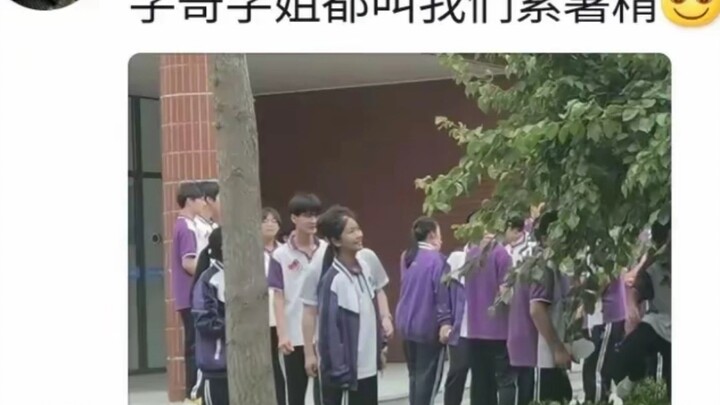 Pertama kali lihat seragam sekolah di seluruh negeri yang begitu beragam gayanya. Padahal sama-sama 