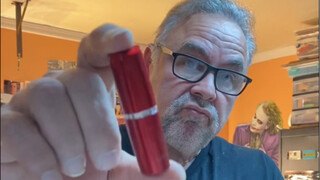 هل تشعر بالفضول لمعرفة رقم لون أحمر الشفاه الذي استخدمه هيث ليدجر في دور الجوكر؟