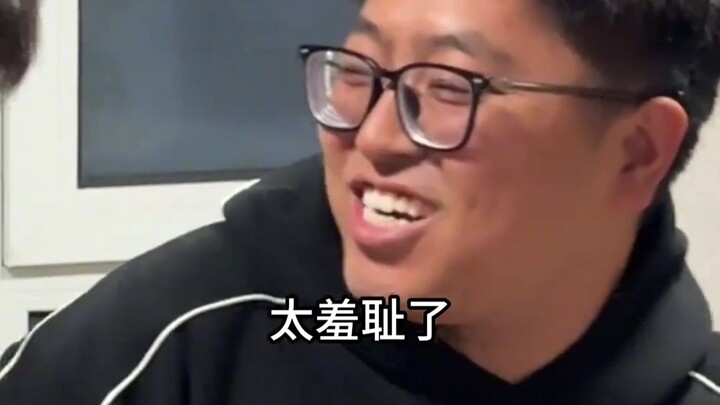 พอฉันปริ้นท์รูปเก่าๆ ของเพื่อนออกมาให้พวกเขาเซ็น ก็เลยโดนเฉลยเรื่องราวสุดป่วนกันยกแก๊ง!