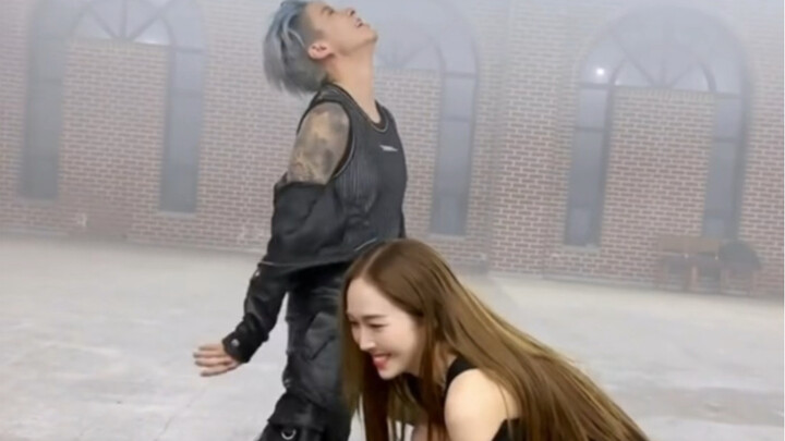 [Jeong Soo-yeon + Amber] Look! Who's dancing to Beep Beep?