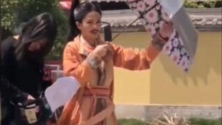 这就是心中的鹿哥，一个可以给助理打伞的人