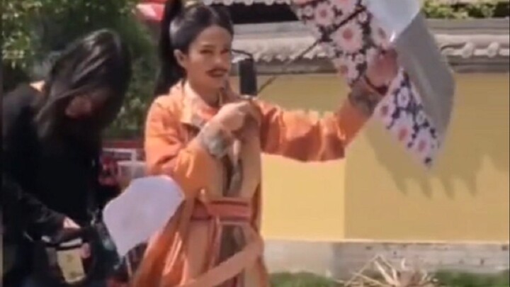 这就是心中的鹿哥，一个可以给助理打伞的人