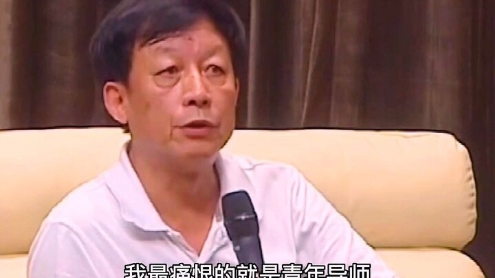 التباهي بالإنجليزية أمام البروفيسور يي تشونغ تيان أمر مضحك