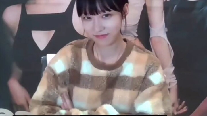 Fan đã gian lận màn hình khóa điện thoại trong buổi ký tặng sách và thần tượng của anh đã bắt quả ta