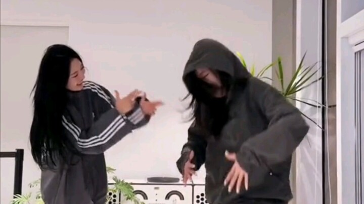 许久没谋面的亲故泳知宁宁终于见面了！确实是更加激烈的中枪舞啊 连着打了十多枪才倒地的两个搞笑孩子