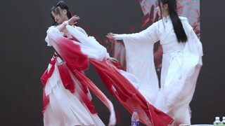 Tarian Pasangan Gaya Kuno "Koi Song"