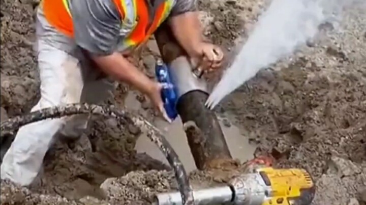 Hóa ra đường ống nước ngầm được sửa chữa như vậy à