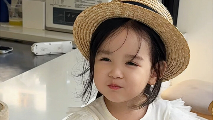 ابنتي ليست فقط ثرثارة، بل أيضًا اجتماعية جدًّا!