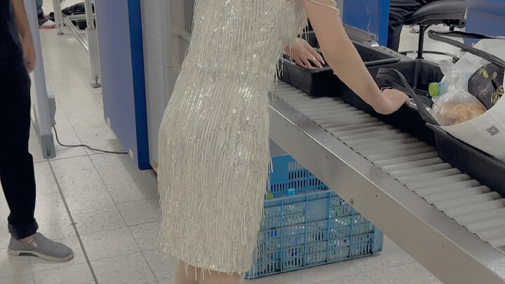 Sao kiểm tra an ninh mà còn phải cởi giày vậy?