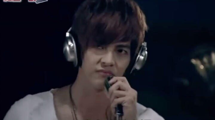 เพลง "KO One" เป็นเพลงที่ทรงพลังและเต็มไปด้วยความมีชีวิตชีวาของวัยรุ่น