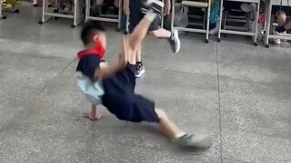 小学生街舞斗舞时刻 实力不分上下啊