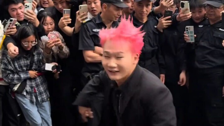 Wang Bian's rendition of "Ji Ni Tai Mei" actually has some flair.