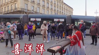 شوارع فرنسا تغني أغنية "سعيد" إنها أغنية احتفالية للغاية، كيف يمكنك غناء سطرين كاملين بالدرجة الصحيح