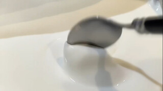 Wow, saya melihat seseorang membuat air lendir palsu dari yoghurt...
