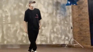 成灿练习生时期舞蹈视频公开...