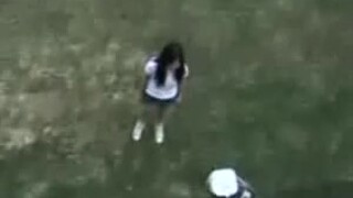 室友在楼下听女朋友表白，两个室友在楼上解说