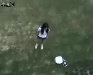 室友在楼下听女朋友表白，两个室友在楼上解说