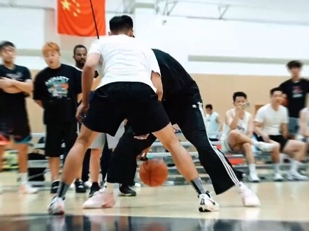 Trình Tân Khải so tài tay đôi với Emmanuel, cựu học sinh trung học 4 sao chỉ có một cánh tay