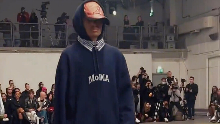 Quần cạp trễ mẫu mới cho Tuần lễ Thời trang London 2023