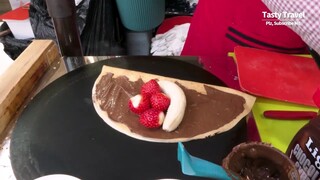 The Korean street grandfather makes homemade crepes. The stall is exquisite and clean. Even in winte