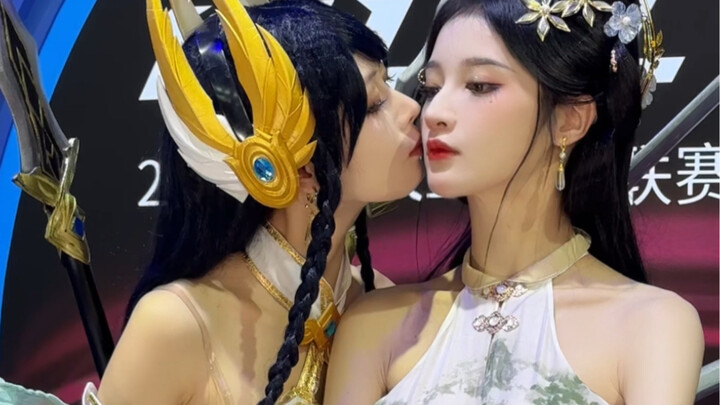 Why is someone begging for kisses everywhere at the comic con?