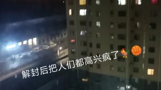 Sau khi lệnh phong tỏa được dỡ bỏ, mọi người trở nên phát điên và thậm chí nghiện tình dục.