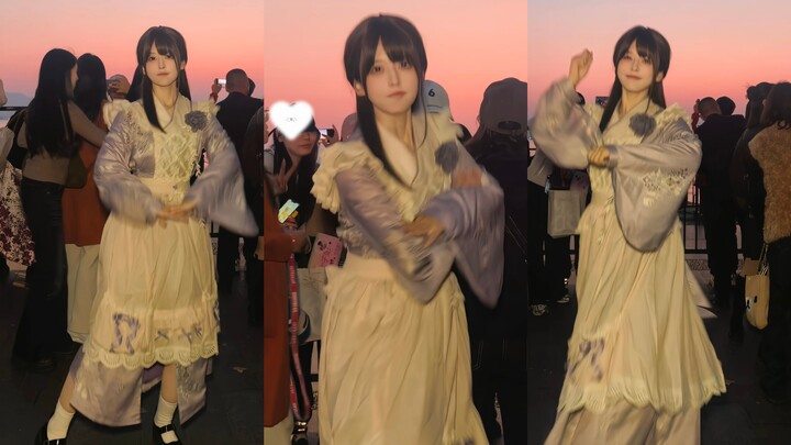 I’m so nervous—I just randomly peed by the West Lake… Without any music, the live scene must look su