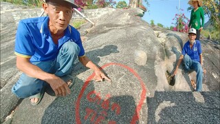 Vợ chồng Tư đi bãi đá giếng Tiên xem dấu chân Tiên