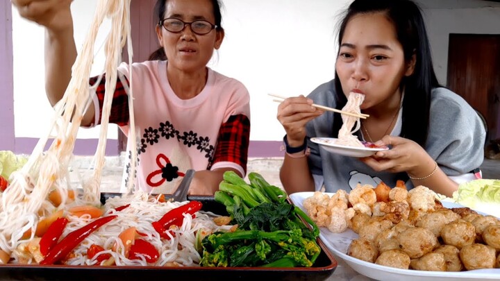 ตำขนมจีนแซ่บๆจ๊ะ พี่สาวบอกอยากกิน วันนี้จัดเลยจ๊ะ หมดถาดอย่างไว สมกับที่บ่นว่าอยากกินจริงๆ