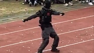开幕式校领导面前跳加州女孩