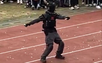 开幕式校领导面前跳加州女孩
