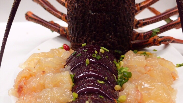 การกินกุ้งมังกรดิบเป็นเรื่องที่น่าตื่นเต้นมาก!