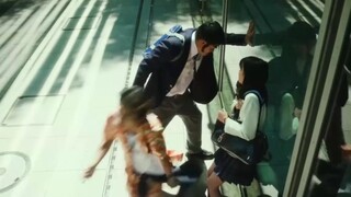 Kisah cinta seorang pria macho, cinta pada pandangan pertama tak lebih dari seorang pahlawan menyela