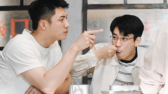 Coach Zheng: “Ever since we brought him back, he’s been tagging along everywhere—Teacher Gu! I’m tel