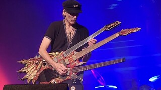 Cảnh "Răng của Hydra" của Steve Vai, chắc chắn đủ gần!