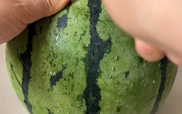 西瓜的打开方式挺别致的
