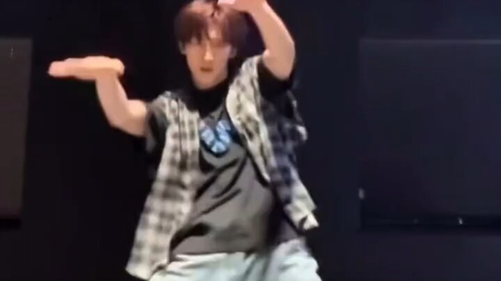 จ้าวหรั่นและลี่ว์วานเต้นเพลงไตเติ้ล “Thunder” ของ SEVENTEEN