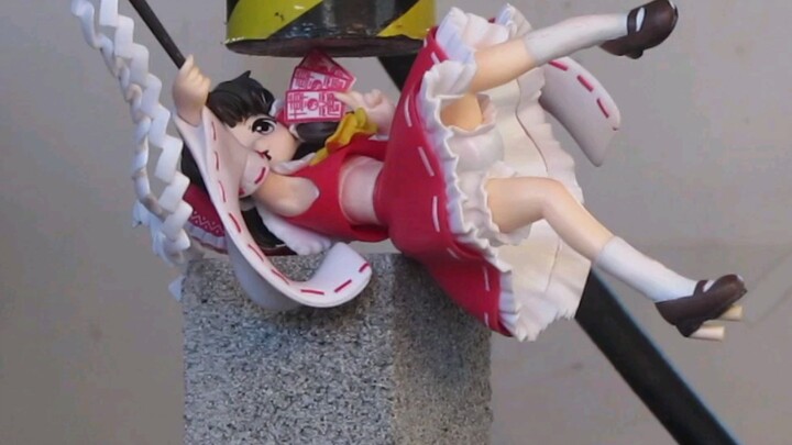 Touhou Project Hakurei Reimu Figure vs Hydraulic Press