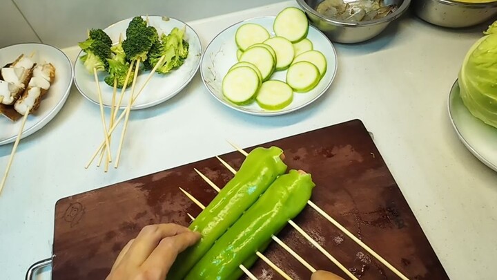 Putri dan putra ingin makan jajanan gorengan tusuk, jadi bikin sendiri di rumah biar mereka bebas me