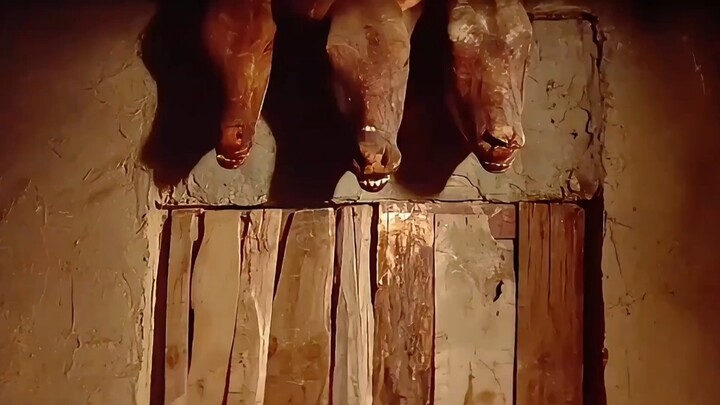 Makan bareng aja kok sopan banget?