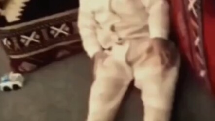Kalau dilihat seperti ini, ternyata anak kecil ini cukup mudah dinenangkan kok.