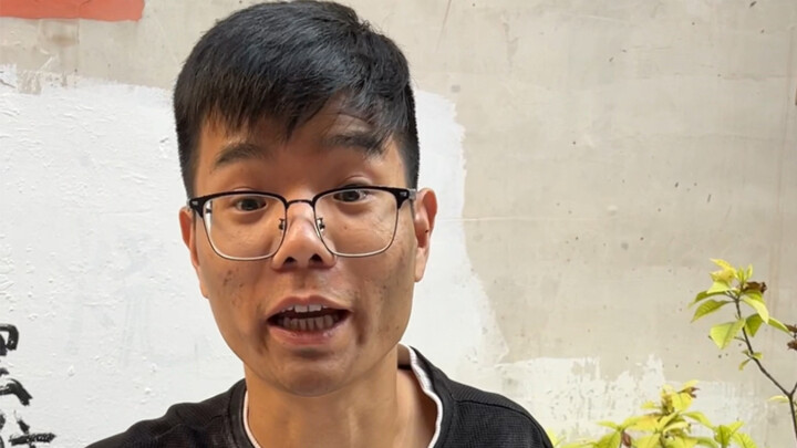 Bánh trung thu do các thợ lâu năm bán, đủ mọi loại nhân.