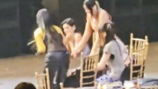 Đừng quá lố! NewJeans ngồi một nửa bàn mà bàn lập tức đổ luôn rồi!