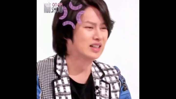 Kim Hee-chul đang làm mưa làm gió quá đi mất, ha ha ha ha!