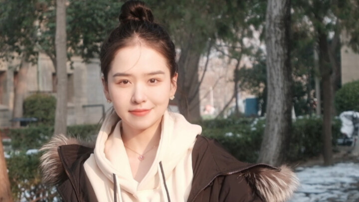 Sanggul bola + sweater = nuansa cinta pertama