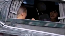 200712 人气歌谣下班,看到粉丝后哭了的彩英,LISA在身边递纸巾安慰肉肉,真的是两个小暖孩