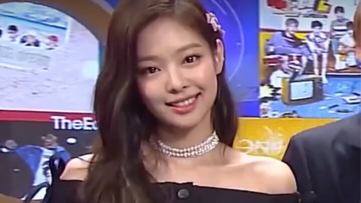 جيني مقدّمة الحفل! برأيي، هذه التعبيرات رهيبة بحق — حتى كممثلة هي مثالية! كل شيء تفعله مثالي! جيني ا