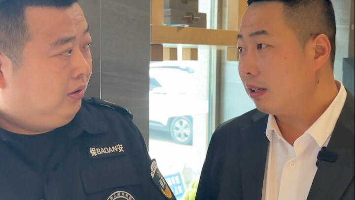 Lao Si dibawa naik ke atas kang oleh para karyawan sambil berdiri di atas tungku, lalu dia pun mengg