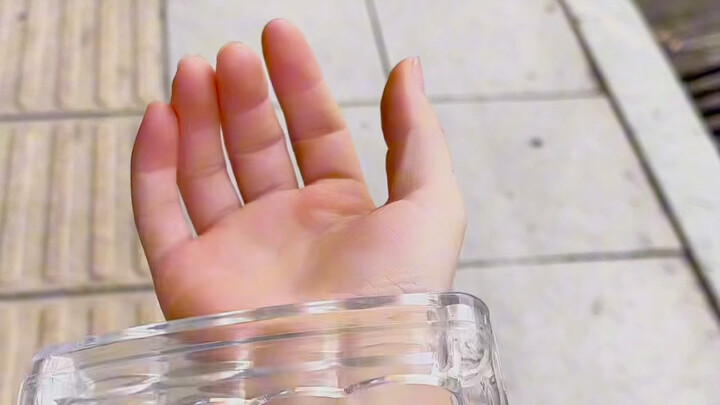 Nggak cuma naik bus, aku juga dapet gelang gratis!