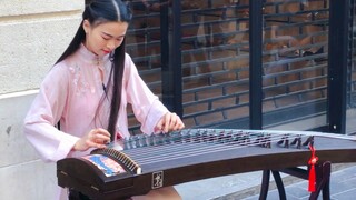 "Pháo hoa dễ nguội", chờ rượu dịu, chờ em chơi đàn tranh. Mưa rơi, cỏ cây rậm rạp nơi quê cũ, nghe n